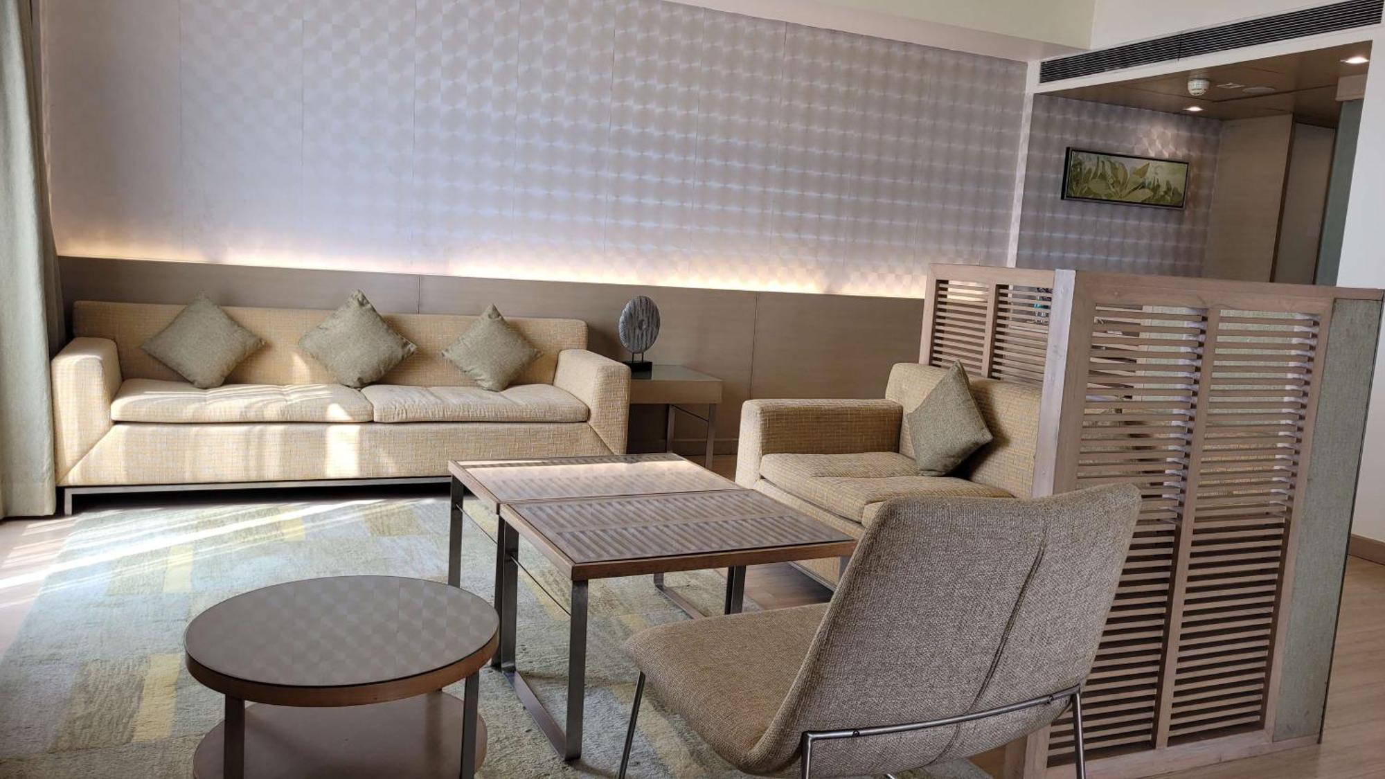 Radisson Blu Hotel, Greater Noida Extérieur photo The interior of the lounge
