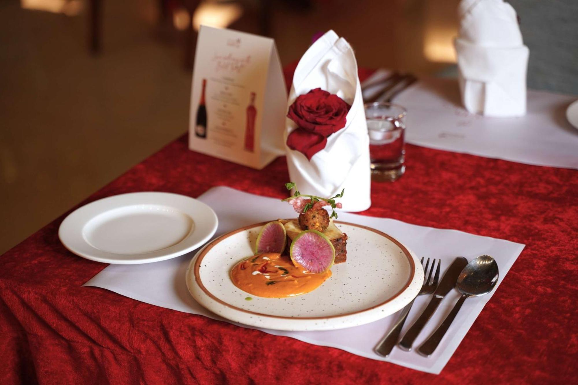 Radisson Blu Hotel, Greater Noida Extérieur photo A meal at the Taj Bengal
