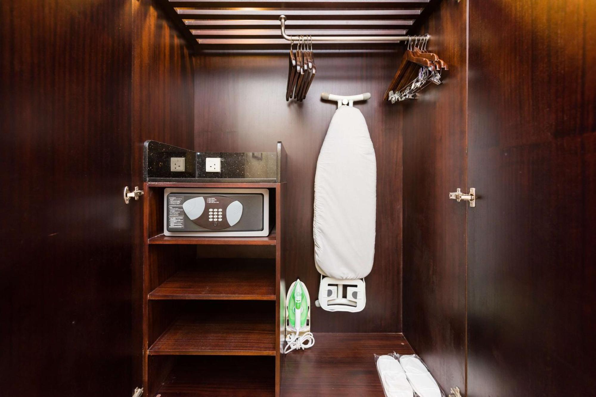 Radisson Blu Hotel, Greater Noida Extérieur photo A hotel room wardrobe with a safe