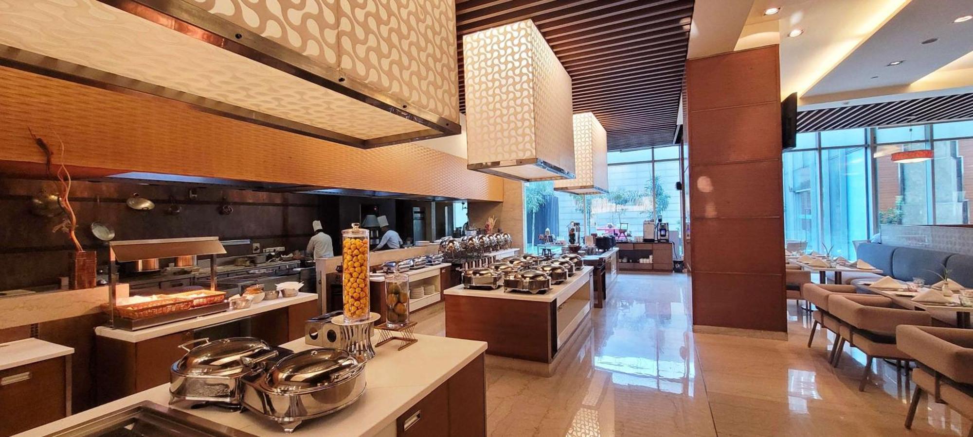 Radisson Blu Hotel, Greater Noida Extérieur photo The buffet at the hotel