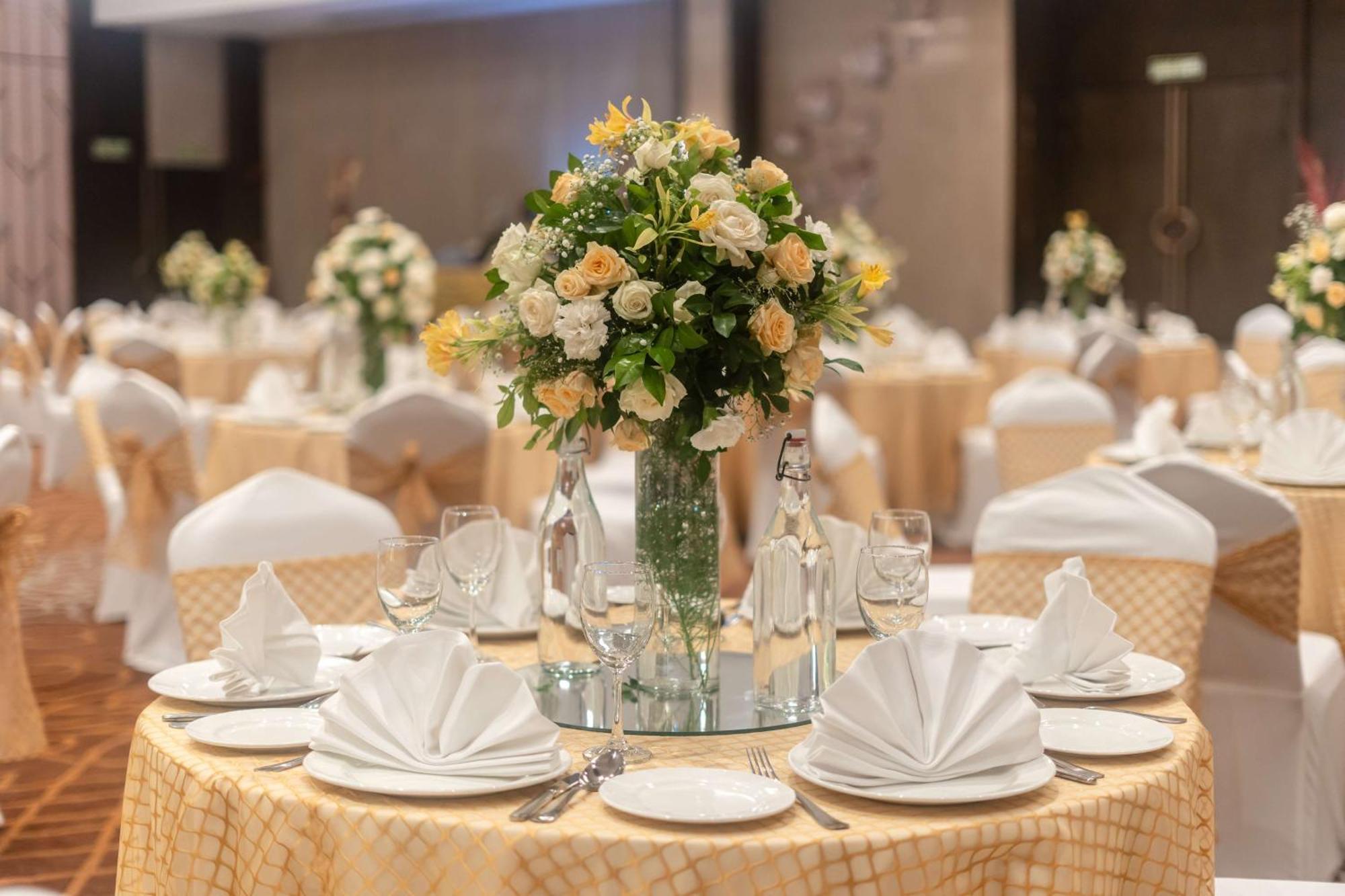 Radisson Blu Hotel, Greater Noida Extérieur photo A table set for a formal dinner