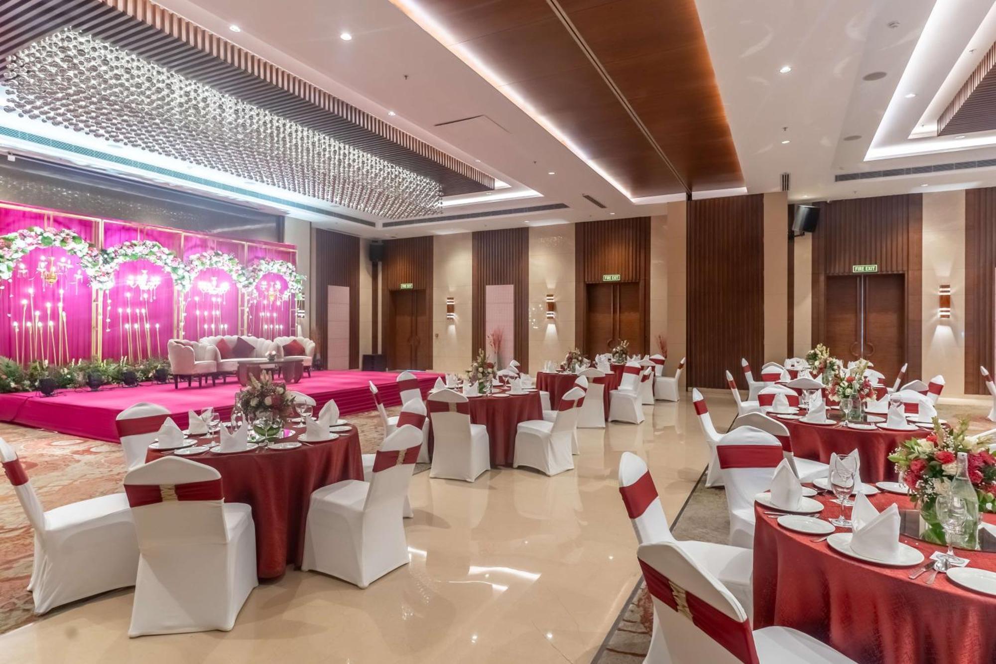 Radisson Blu Hotel, Greater Noida Extérieur photo The Grand Ballroom