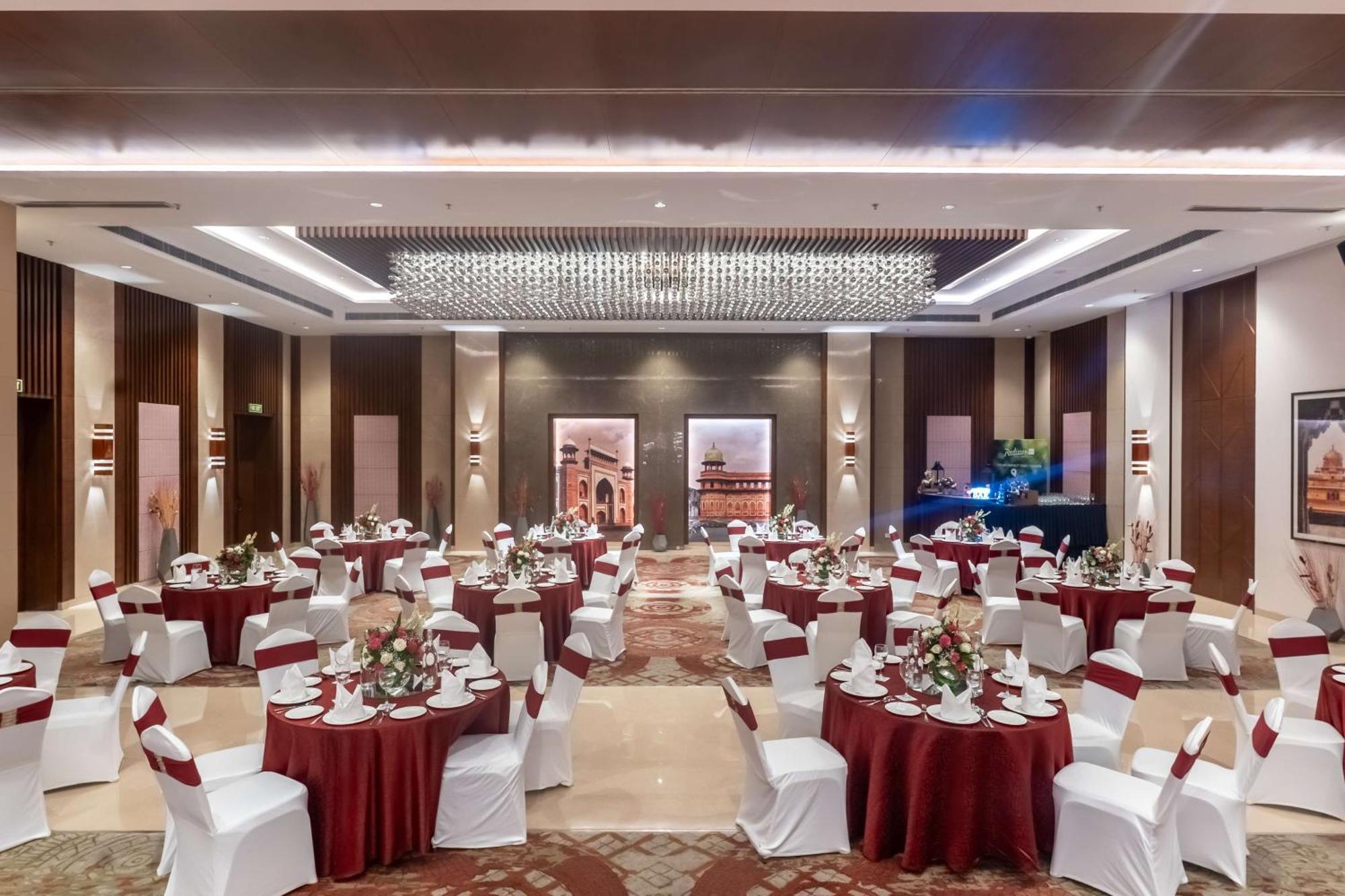 Radisson Blu Hotel, Greater Noida Extérieur photo The Grand Ballroom