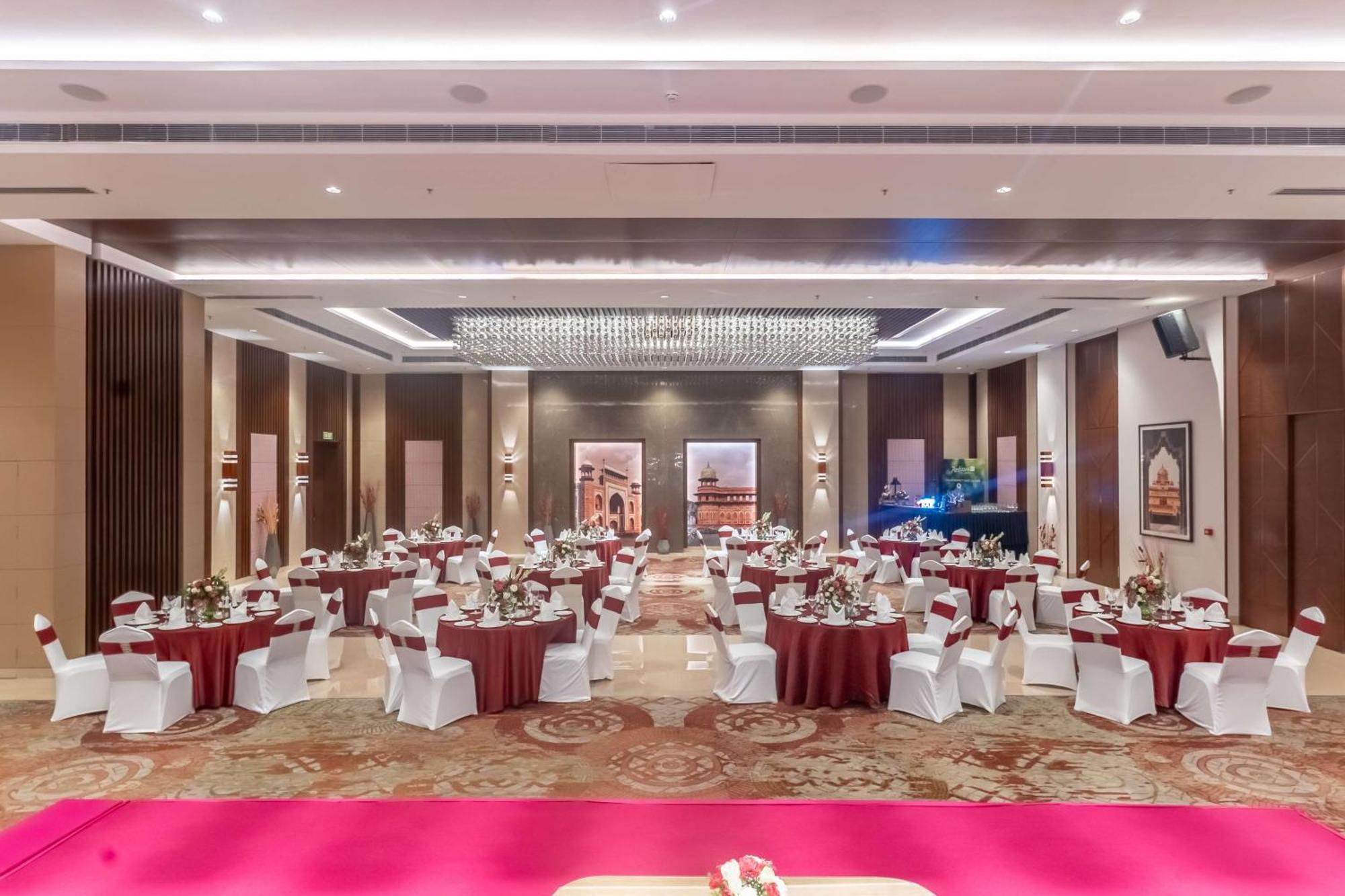 Radisson Blu Hotel, Greater Noida Extérieur photo The Grand Ballroom