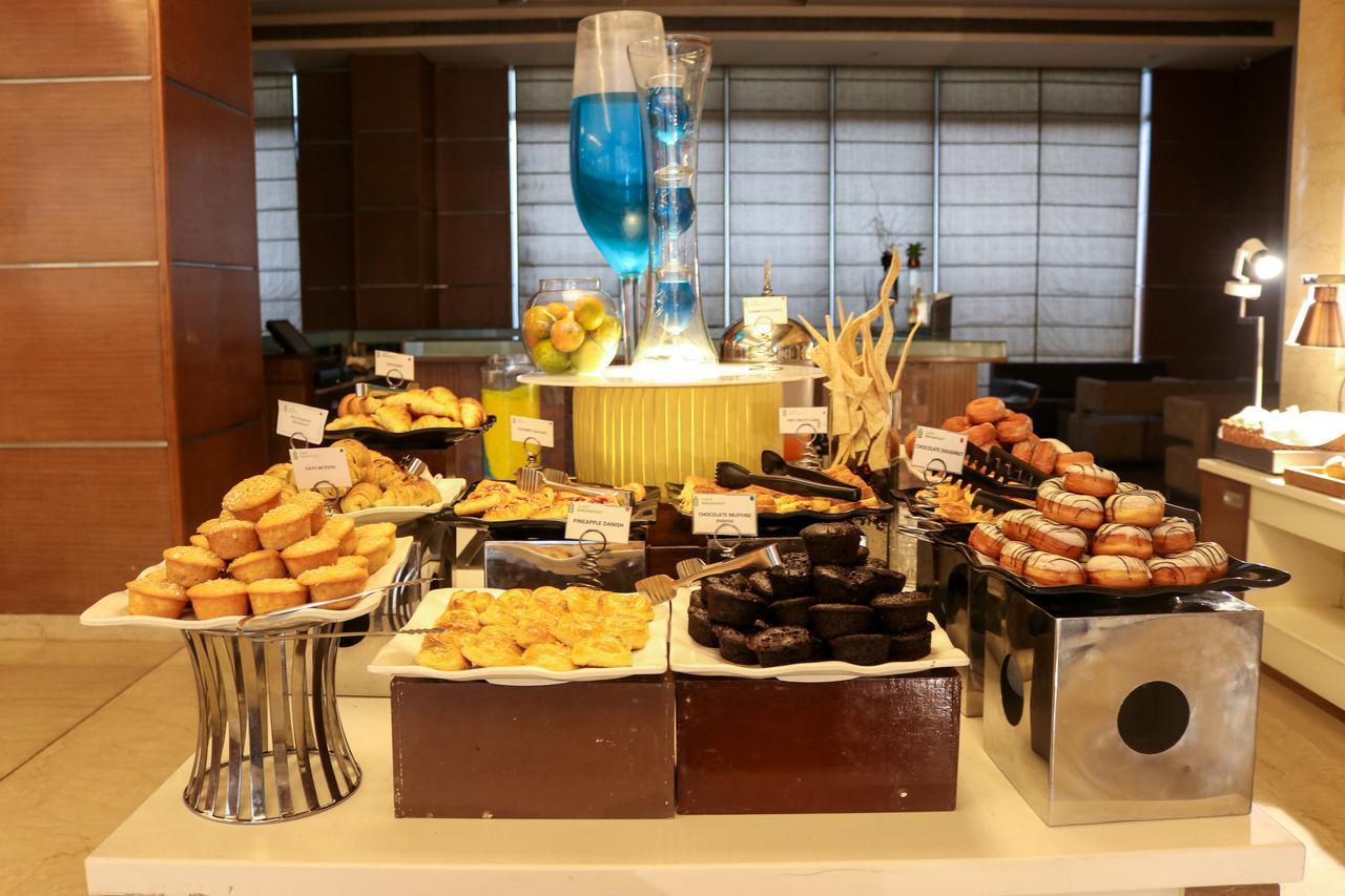 Radisson Blu Hotel, Greater Noida Extérieur photo A dessert buffet