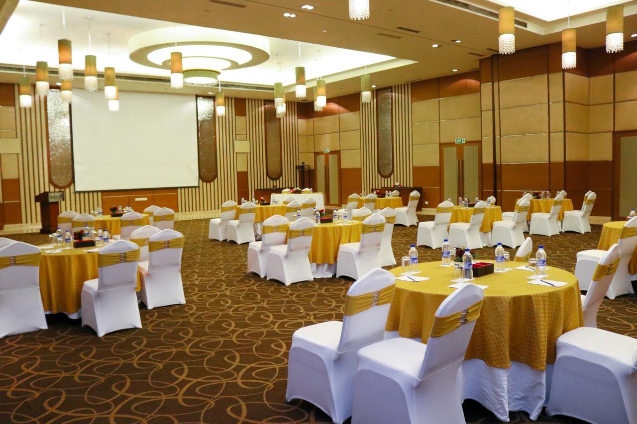 Radisson Blu Hotel, Greater Noida Extérieur photo A typical conference room