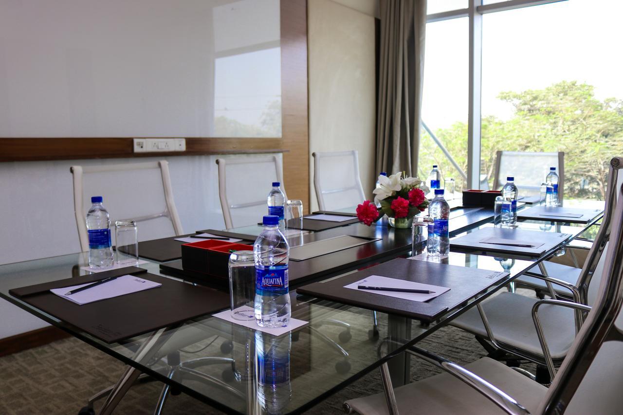 Radisson Blu Hotel, Greater Noida Extérieur photo Meeting room at the hotel