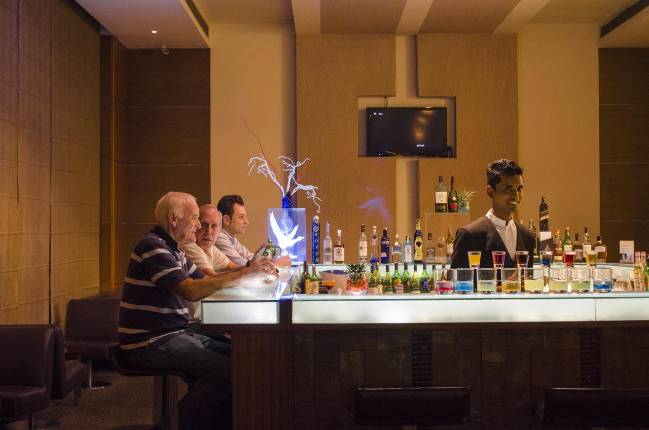 Radisson Blu Hotel, Greater Noida Extérieur photo A bar in a hotel