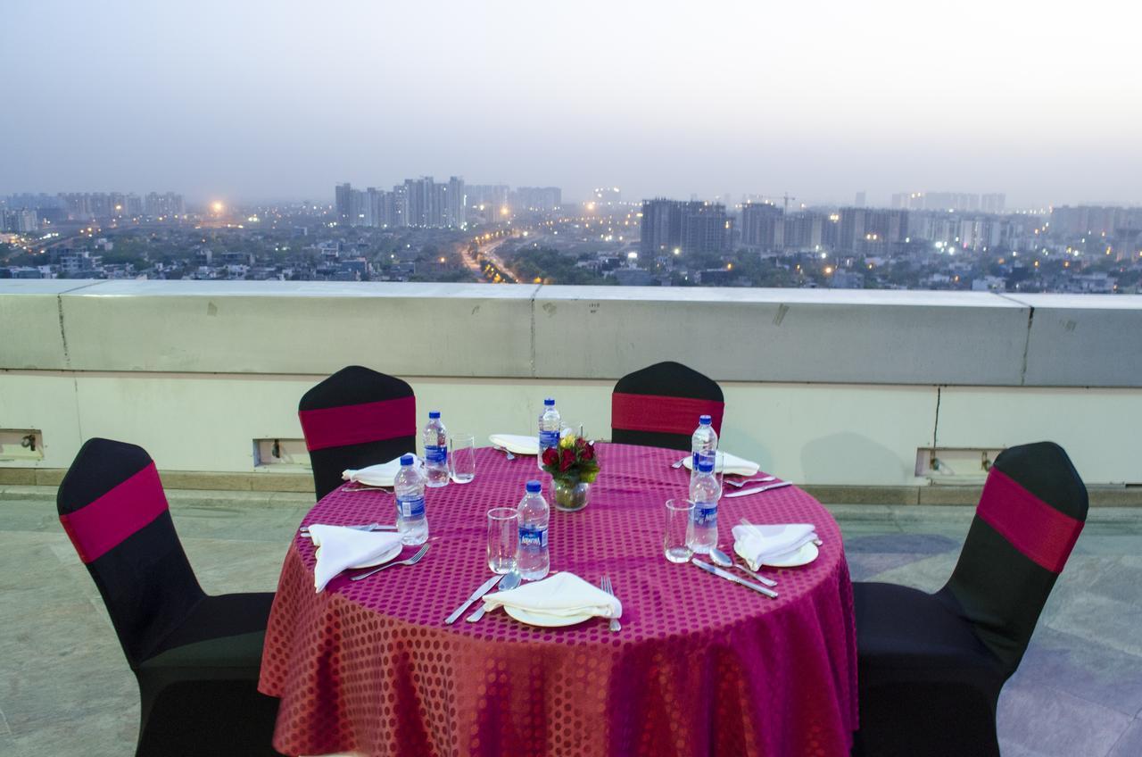 Radisson Blu Hotel, Greater Noida Extérieur photo Skyline view from the hotel