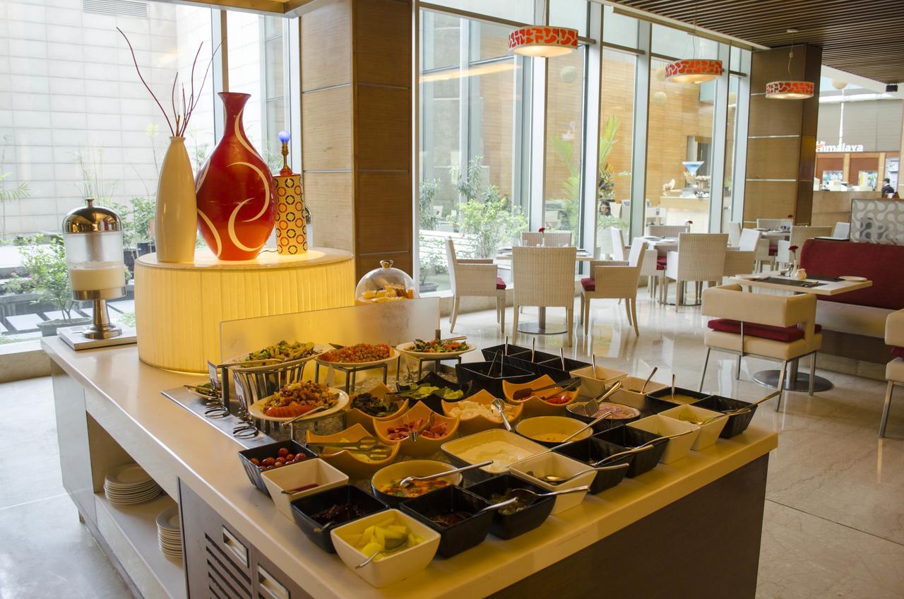 Radisson Blu Hotel, Greater Noida Extérieur photo A buffet at a hotel