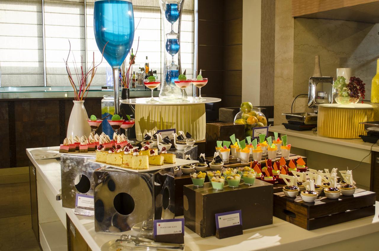 Radisson Blu Hotel, Greater Noida Extérieur photo A dessert buffet